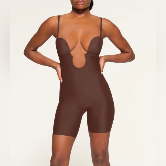 SKIMS Other - NWT Skims Deep plunge shapewear mid thigh bodysuit